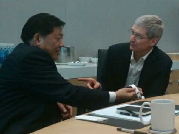 Глава Apple показал «умные» часы китайскому министру