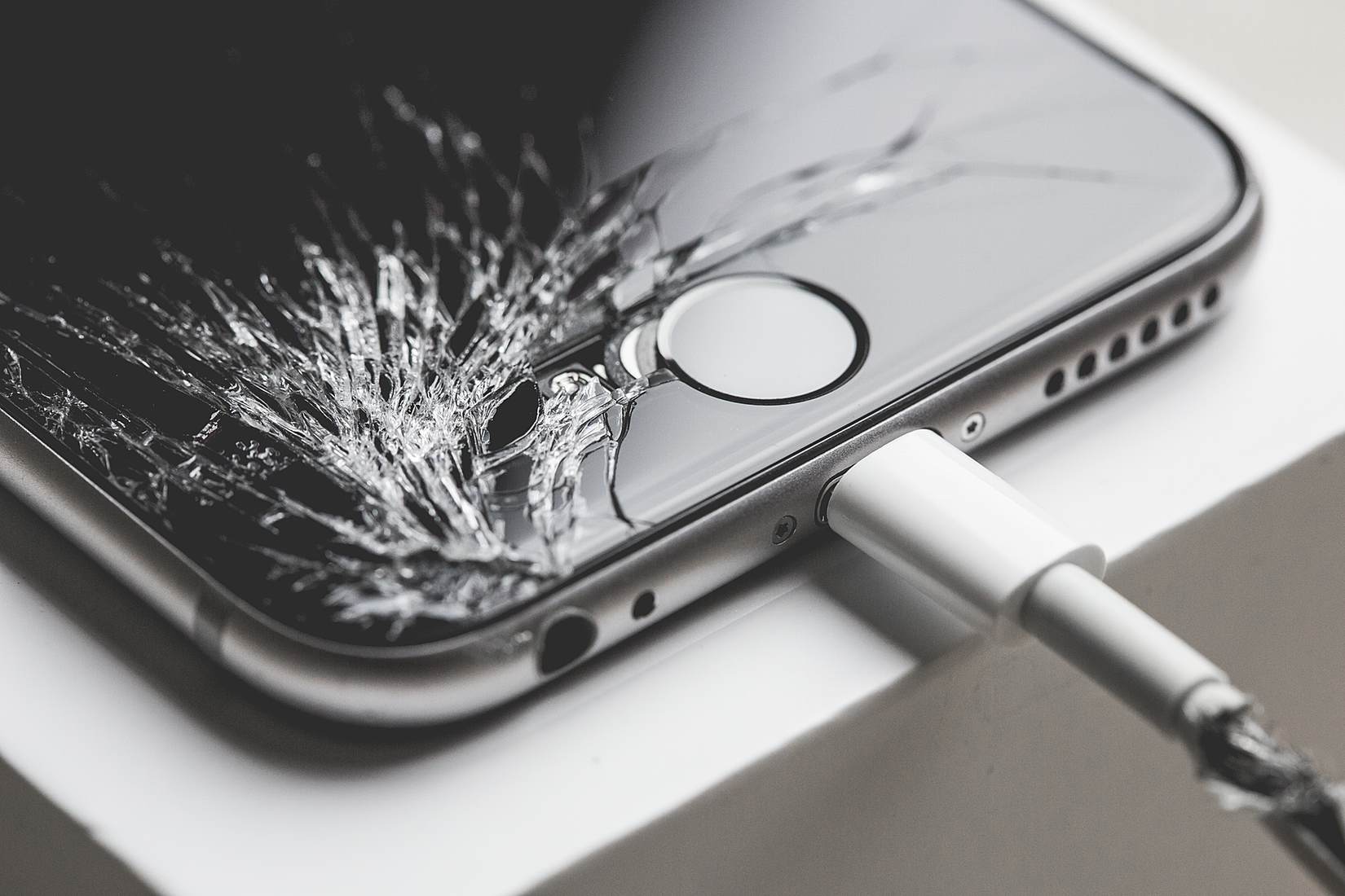 Бойня смартфонов iPhone 6: в Британии разбили десятки гаджетов (видео)