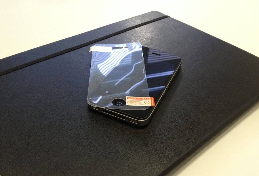 Как правильно наклеить защитную пленку на Apple iPhone?