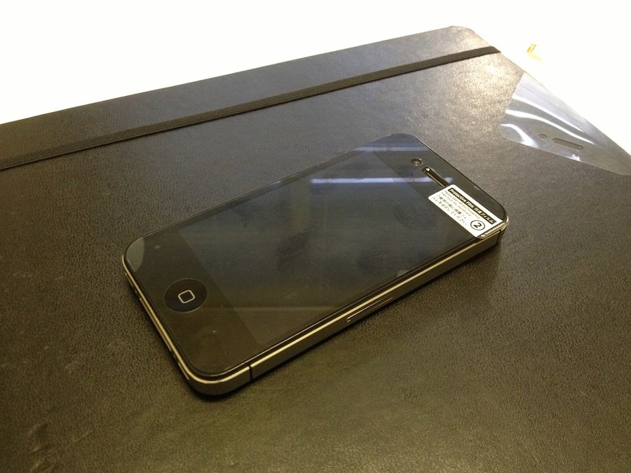 Как правильно наклеить защитную пленку на Apple iPhone?