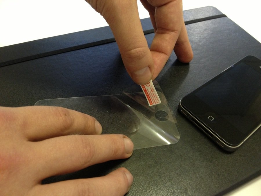 Как правильно наклеить защитную пленку на Apple iPhone?