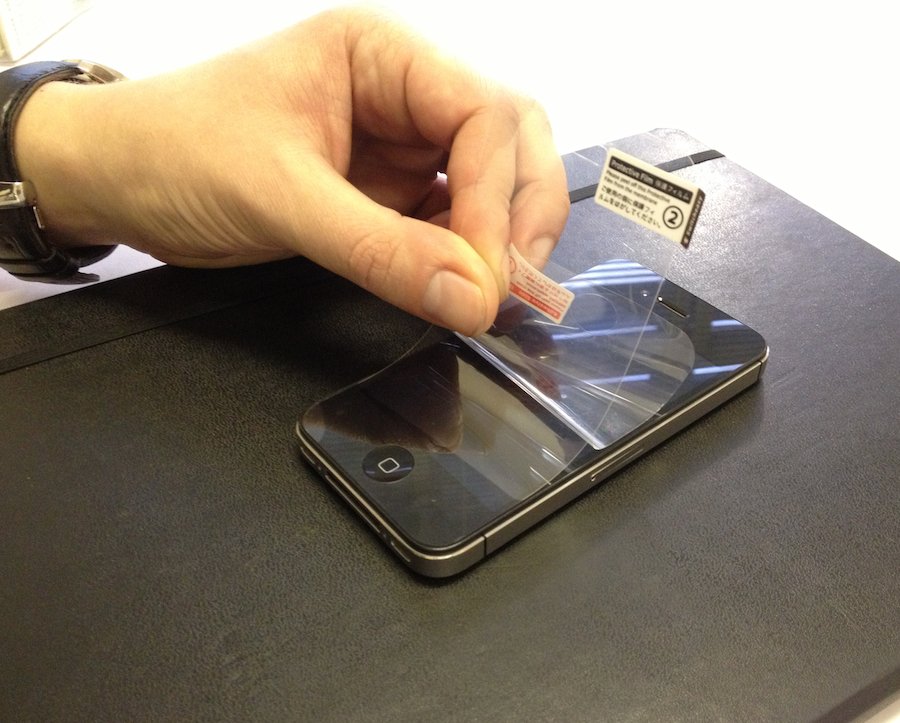 Как правильно наклеить защитную пленку на Apple iPhone?