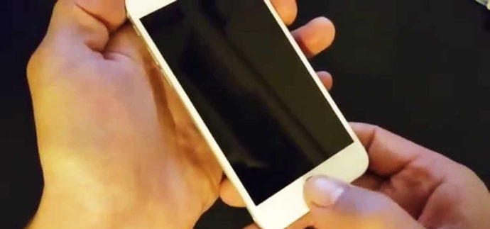 iPhone в руках